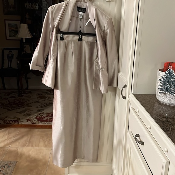 Mother of the Bride/Groom Suit - Picture 10 of 10